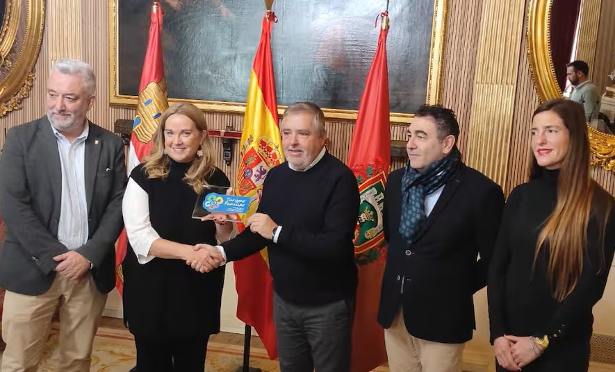 La ciudad de Burgos recibe el Sello de Turismo Familiar como destino turístico adaptado al público familiar