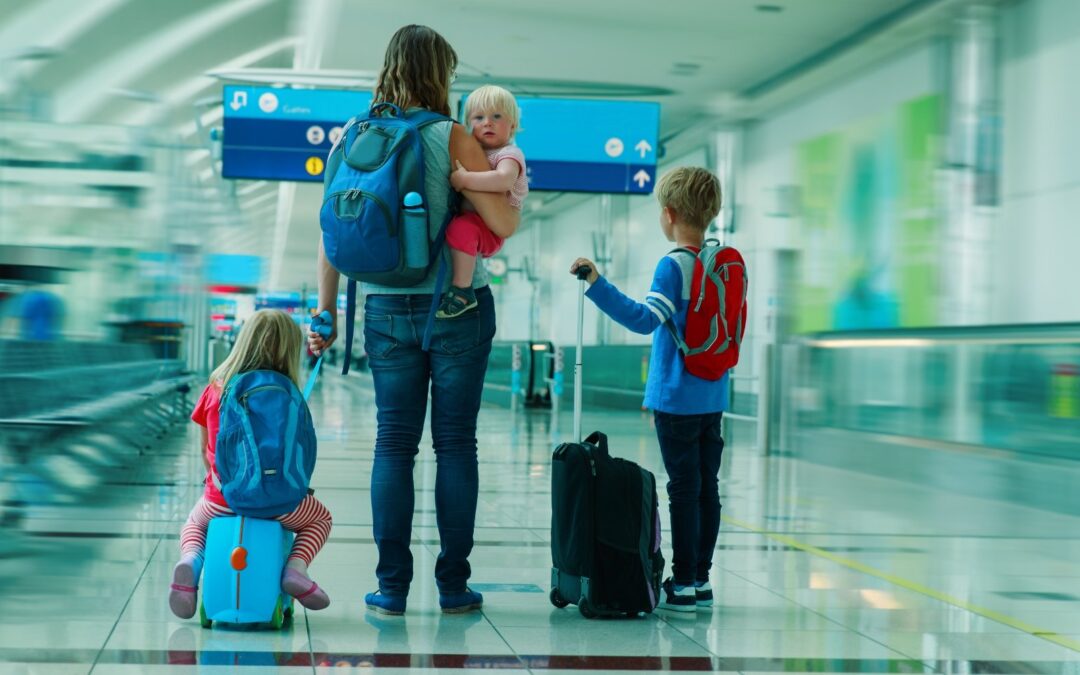 Volar con niños: Europa refuerza los derechos de las familias, que podrán sentarse con sus hijos sin pagar más